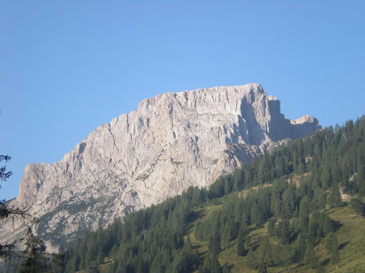 Il versante N della Creta di Aip, fra sole e ombra sale la via della bicicletta
