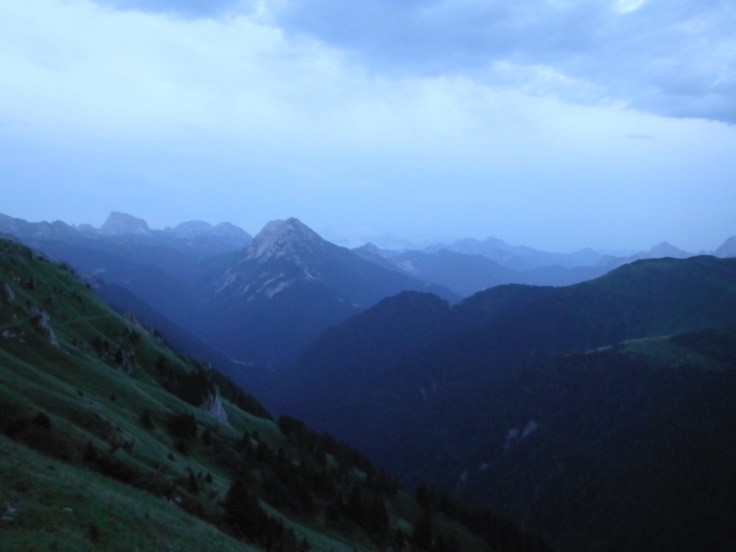 Alpi Giulie e Carniche, si vede il fumo del mega incendio dello Jovet