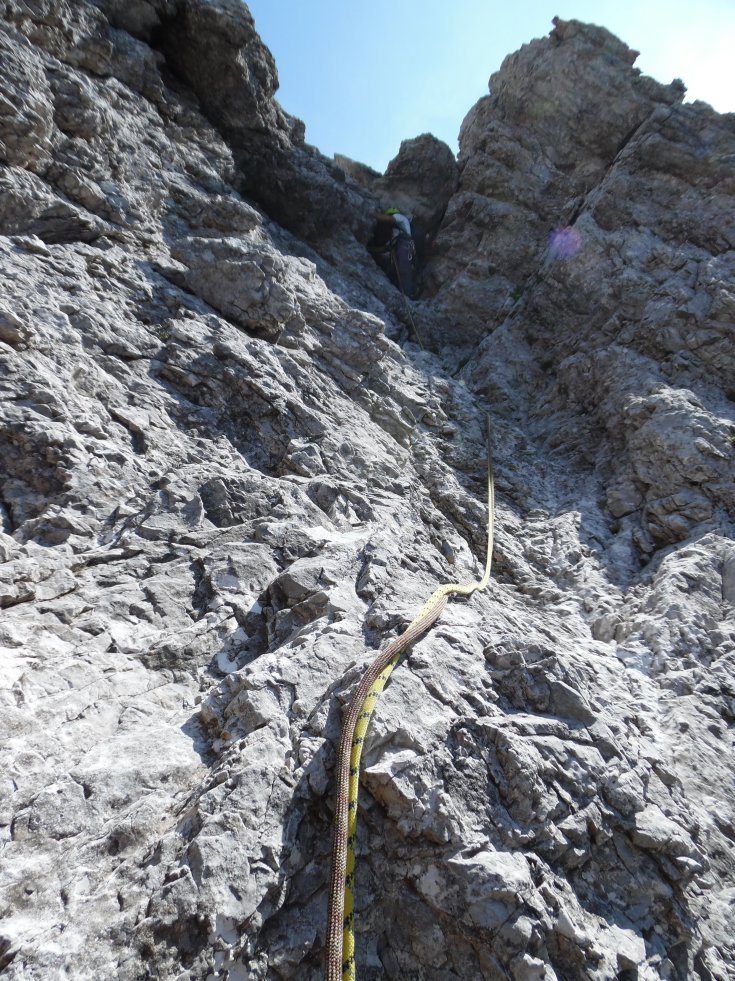 Sotto al masso incastrato, inizio quarta lunghezza